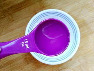 2、百搭西红柿+家庭简易版披萨酱,调制酱汁：1. 把准备好的番茄酱加入15ml清水。