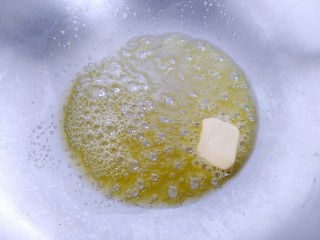 9、百搭西红柿+家庭简易版披萨酱,全程制作一定要用小火！锅烧热，加入黄油（没有黄油也可以用玉米油或瓜子油等味道偏小的食用油代替），使其全部融化。
