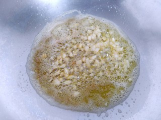 10、百搭西红柿+家庭简易版披萨酱,加入蒜末。