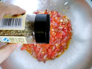 14、百搭西红柿+家庭简易版披萨酱,加入披萨草，翻炒均匀。