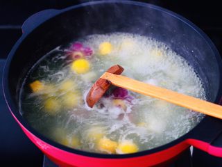 6、金桔圆子酒酿羹,看见圆子变得透明，全部漂浮在水面上。