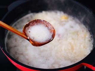 8、金桔圆子酒酿羹,大火煮沸后，撇去浮末。