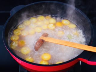 11、金桔圆子酒酿羹,大火继续用中火煮至金桔变透明，白糖全部溶化时。