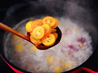 9、金桔圆子酒酿羹,大火煮沸后，放入金桔薄片。