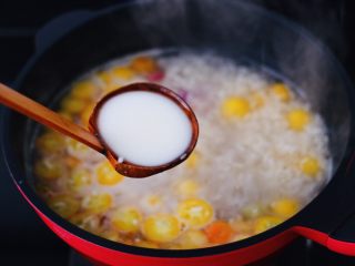 12、金桔圆子酒酿羹,这个时候加入水淀粉勾芡。