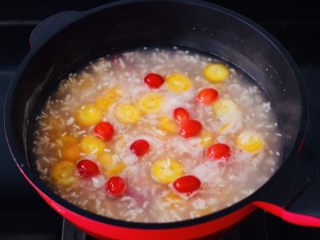 15、金桔圆子酒酿羹,大火煮沸即可关火。