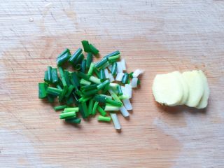 3、照烧鸡翅根,在腌制鸡翅根的时间里，把葱姜切好备用。