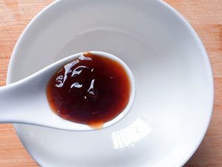 4、照烧鸡翅根,然后来调照烧汁：取一小碗，加入一大勺蚝油