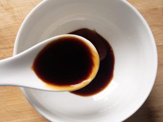 5、照烧鸡翅根,加入2大勺生抽