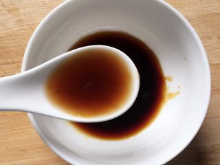 6、照烧鸡翅根,加入3大勺料酒