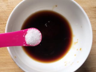 7、照烧鸡翅根,加入4小勺白糖