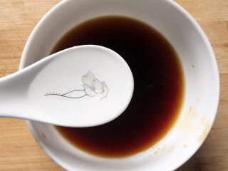8、照烧鸡翅根,再加入5大勺清水，搅拌均匀成照烧汁备用。