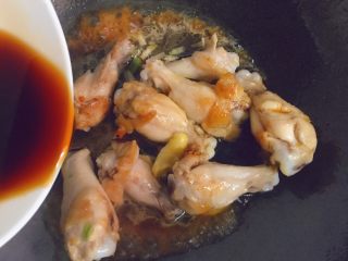 11、照烧鸡翅根,然后倒入调好的照烧汁，大火烧开转小火慢炖15分钟左右。