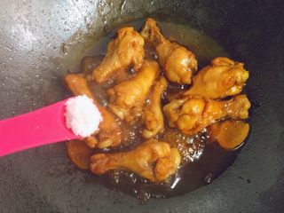 12、照烧鸡翅根,炖至汤汁变少，加入少许盐调味。