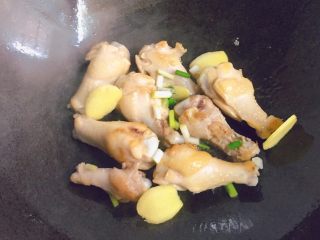 10、照烧鸡翅根,炒锅倒入适量油烧热，放入鸡翅根煎至微黄色时，下入葱姜炒香。