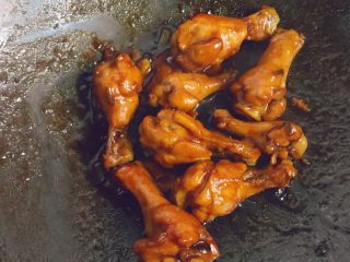 13、照烧鸡翅根,然后开大火收汁即可。