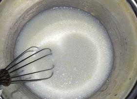 1、冰皮月饼,将牛奶、色拉油、糖粉混合均匀