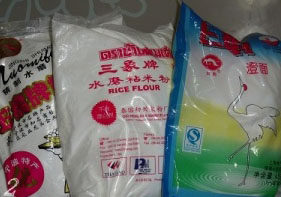 2、冰皮月饼,再将糯米粉、粘米粉、澄粉混合