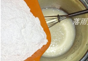 3、冰皮月饼,将粉类倒入牛奶混合液中