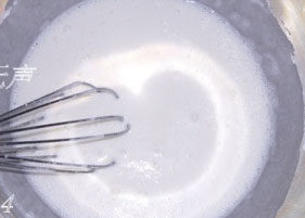 4、冰皮月饼,搅匀后静置半小时