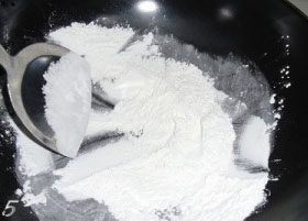 5、冰皮月饼,糯米粉放锅里小火炒熟，做成手粉备用