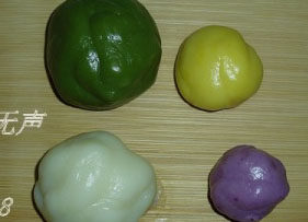 8、冰皮月饼,稍晾凉后，分成几份加入各色粉末，揉成面团