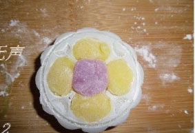 12、冰皮月饼,先取少量面团放在模具花片上