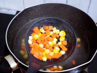 4、杂蔬火腿肠披萨,捞出沥干水分备用