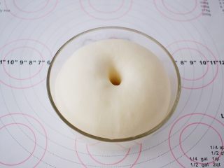 5、杂蔬火腿肠披萨,等发酵两倍大左右时，手指戳面团一小洞，不回缩不发弹即发酵成功