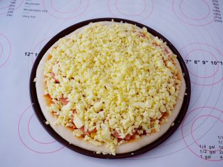 10、杂蔬火腿肠披萨,最上面再撒上一层芝士碎