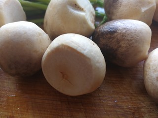 2、蚝油草菇炒芦笋,草菇洗净切掉后面的部分