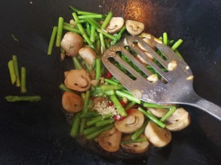 12、蚝油草菇炒芦笋,倒入芦笋，蚝油胡椒和鸡精翻炒均匀。这时芦笋内心也变得油润了，把握不好状态的话可以先焯水冲凉，这一步稍炒一下就可以了。直接炒的话时间也不能太长，长了芦笋会变老失去光泽和色相，口感也会变差。关火！