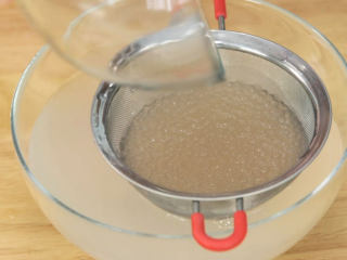 4、丸子椰汁西米露,西米煮好之后，需要用食用的冷水（饮水机的冷水）清洗两遍，把西米的粘液洗干净，否则你的糖水会黏糊糊的，我们只要西米的Q弹就好了，所以要清洗，清洗完滤去水分后放一旁备用