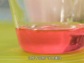 7、丸子椰汁西米露,椰汁西米露做好之后我们来做心形丸子，其实这个丸子就是汤圆，有颜色的部分可以用色素或者天然的果汁代替,先用两根牙签取一点色素出来，与一滴水混合，色素完全融合之后，再把剩下的水混进去，这样不容易出现色素的结块