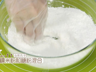 8、丸子椰汁西米露,把糖粉和糯米粉用手混匀，带不带手套都可以，最后的面团是不粘手的