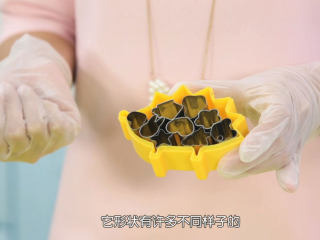 10、丸子椰汁西米露,我们可以用模具来辅助塑形，这是最方便的，可以准备视频中的水果小切模，或者是饼干压模都可以，你喜欢压什么样子都可以，不要太大，一片糯米团煮出来不好吃的，配方中是要准备两份丸子的量的，因为我们要做两个颜色，不用的那一份要用保鲜膜密封，否则表皮很容易干的，干了就不好压模了