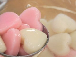 14、丸子椰汁西米露,然后就要煮丸子了，先烧开一锅热水，必须水沸腾了之后才可以把丸子放进去，大火煮至所有丸子都浮起来之后再煮3分钟，丸子就熟了，然后准备一碗食用的冷水，把丸子捞进去完全冷却，丸子就做好喽，是不是非常可爱呢？最后把丸子和椰汁西米露组合在一起，那这个《丸子椰汁西米露》就做好喽