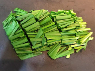2、韭菜炒千张,把韭菜清洗干净后切成寸段