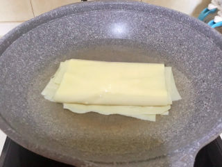 3、韭菜炒千张,干豆腐焯水2分钟