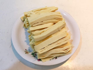 4、韭菜炒千张,把焯好的干豆腐切成丝