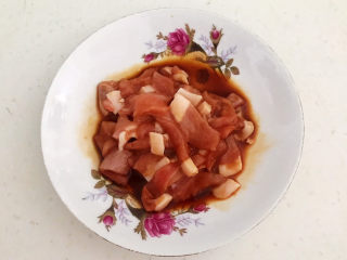 5、韭菜炒千张,猪肉片加入1小勺玉米淀粉，加入1小勺生抽调匀