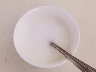 6、韭菜炒千张,碗里加入玉米淀粉，加入冷水调成水淀粉