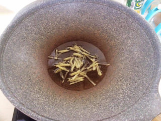 8、韭菜炒千张,炒锅烧热后加入花生油，油烧热后加入姜丝炒出香味