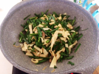 11、韭菜炒千张,加入韭菜，翻炒1分钟