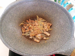 9、韭菜炒千张,加入猪肉片煸炒2分钟