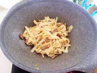 10、韭菜炒千张,加入干豆腐，翻炒均匀