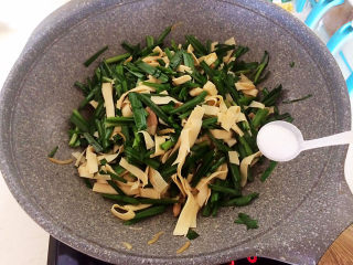 12、韭菜炒千张,加入精盐