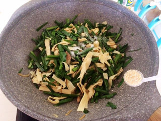 13、韭菜炒千张,加入鸡精，翻炒均匀