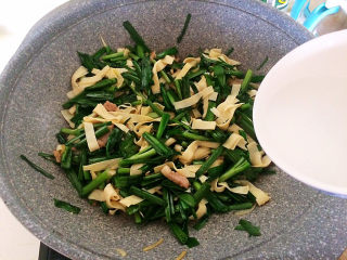 14、韭菜炒千张,加入水淀粉