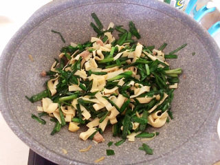 15、韭菜炒千张,翻炒均匀即可，韭菜炒千张做好了~